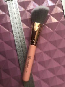 Different types of makeup brushes and their uses