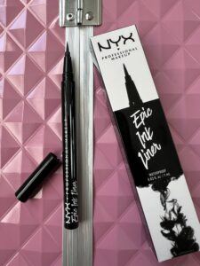 Best eyeliner for oily eyelids